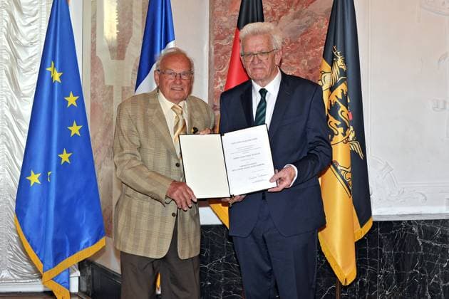 Award of the Order of Merit of the State of Baden Württemberg Winfried Kretschmann Bündnis 90 Die Grünen Prime Minister of Baden Württemberg and Hans Gerd Tschuch on the occasion of the award of the Order of Merit of the State of Baden Württemberg on 22 04 2023 in Mannheim Castle 20230422MWI64207