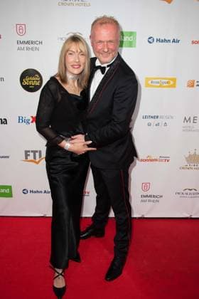 Frank NEUENFELS, Saenger, and Sarah BACKHAUS, red carpet, red carpet show, arrival, arrival, The Golden Sun 2023, on 22 04 2023 at Wunderland Kalkar,