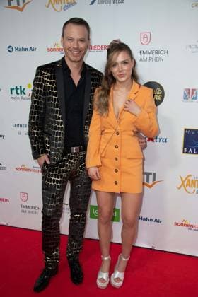 Marie WEGENER, singer Christian EHRLICH, red carpet, red carpet show, arrival, arrival, The Golden Sun 2023, on 22 04 2023 in Wunderland Kalkar,