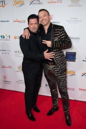 v l Sam EISENSTEIN, actor, Christian EHRLICH red carpet, red carpet show, arrival, arrival, The Golden Sun 2023, on 22 04 2023 at Wunderland Kalkar,