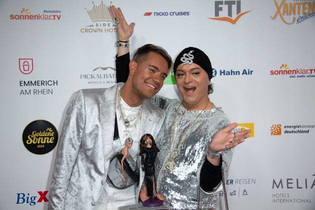 Julian F M STOECKEL, Stöckel, right, companion not identified, red carpet, red carpet show, arrival, arrival, The Golden Sun 2023, on 22 04 2023 at Wunderland Kalkar,