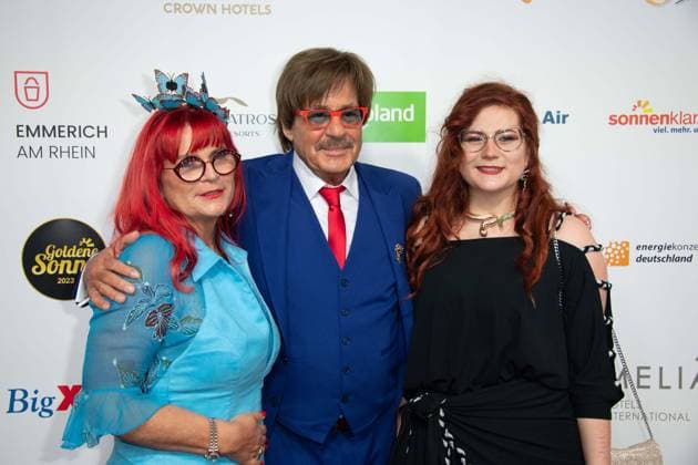 Joerg DRAEGER, presenter, escorts not identified, red carpet, red carpet show, arrival, arrival, The Golden Sun 2023, on 22 04 2023 at Wunderland Kalkar,