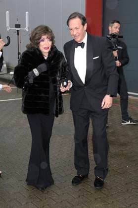 Joan Collins with husband Percy Gibson at the Golden Sun 2023 award ceremony during the Sonnenklar TV Gala at Wunderland Kalkar Kalkar, 22 04 2023 Foto:xF.xKernx xFuturexImage