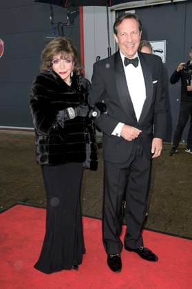 Joan Collins with husband Percy Gibson at the Golden Sun 2023 award ceremony during the Sonnenklar TV Gala at Wunderland Kalkar Kalkar, 22 04 2023 Foto:xF.xKernx xFuturexImage
