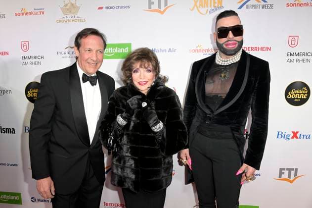 Percy Gibson, Joan Collins and Harald Glööckler at the award ceremony of the Golden Sun 2023 during the Sonnenklar TV Gala in Wunderland Kalkar Kalkar, 22 04 2023 Foto:xF.xKernx xFuturexImage