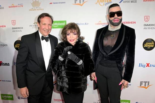 Percy Gibson, Joan Collins and Harald Glööckler at the award ceremony of the Golden Sun 2023 during the Sonnenklar TV Gala in Wunderland Kalkar Kalkar, 22 04 2023 Foto:xF.xKernx xFuturexImage