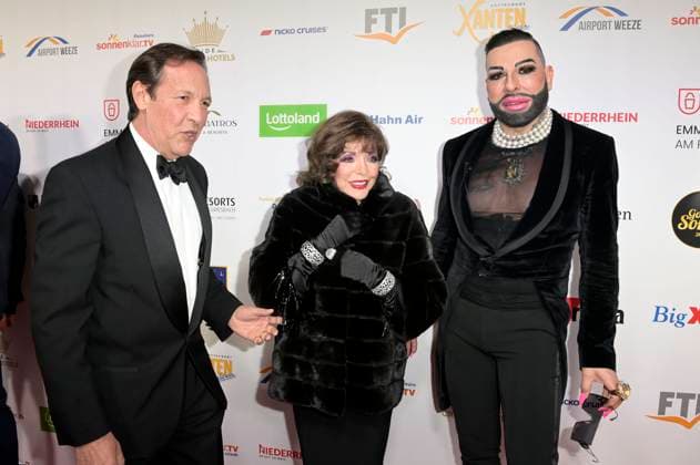 Percy Gibson, Joan Collins and Harald Glööckler at the award ceremony of the Golden Sun 2023 during the Sonnenklar TV Gala in Wunderland Kalkar Kalkar, 22 04 2023 Foto:xF.xKernx xFuturexImage