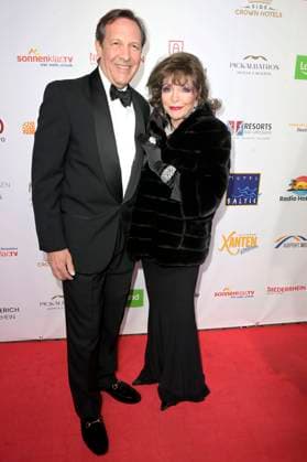 Joan Collins with husband Percy Gibson at the Golden Sun 2023 award ceremony during the Sonnenklar TV Gala at Wunderland Kalkar Kalkar, 22 04 2023 Foto:xF.xKernx xFuturexImage