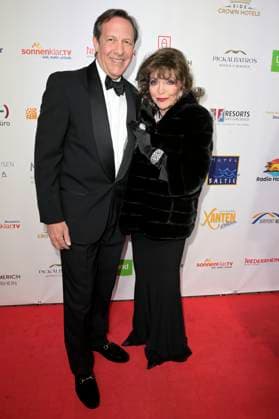 Joan Collins with husband Percy Gibson at the Golden Sun 2023 award ceremony during the Sonnenklar TV Gala at Wunderland Kalkar Kalkar, 22 04 2023 Foto:xF.xKernx xFuturexImage