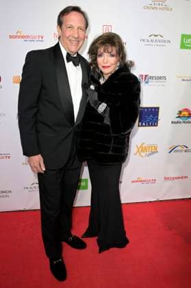 Joan Collins with husband Percy Gibson at the Golden Sun 2023 award ceremony during the Sonnenklar TV Gala at Wunderland Kalkar Kalkar, 22 04 2023 Foto:xF.xKernx xFuturexImage