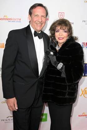 Joan Collins with husband Percy Gibson at the Golden Sun 2023 award ceremony during the Sonnenklar TV Gala at Wunderland Kalkar Kalkar, 22 04 2023 Foto:xF.xKernx xFuturexImage