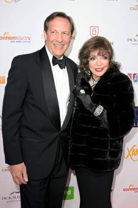 Joan Collins with husband Percy Gibson at the Golden Sun 2023 award ceremony during the Sonnenklar TV Gala at Wunderland Kalkar Kalkar, 22 04 2023 Foto:xF.xKernx xFuturexImage