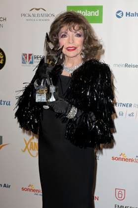 Joan Collins at the award ceremony of the Golden Sun 2023 during the Sonnenklar TV Gala in Wunderland Kalkar Kalkar, 22 04 2023 Foto:xF.xKernx xFuturexImage