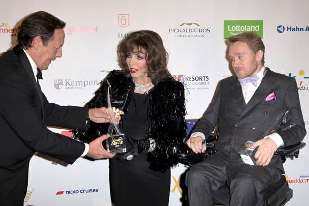 Percy Gibson, Joan Collins and Samuel Koch at the Golden Sun 2023 award ceremony during the Sonnenklar TV Gala in Wunderland Kalkar Kalkar, 22 04 2023 Foto:xF.xKernx xFuturexImage