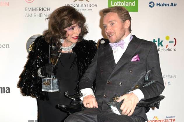 Joan Collins and Samuel Koch at the award ceremony of the Golden Sun 2023 during the Sonnenklar TV Gala in Wunderland Kalkar Kalkar, 22 04 2023 Foto:xF.xKernx xFuturexImage