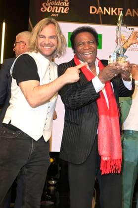 Tim Wilhelm from Münchener Freiheit and Roberto Blanco at the award ceremony of the Golden Sun 2023 during the Sonnenklar TV Gala in Wunderland Kalkar Kalkar, 22 04 2023 Foto:xF.xKernx xFuturexImage