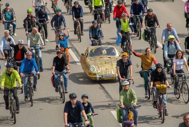 Bike rally of the ADFC, section over the highway A96, Munich, 23 April 2023 Germany, Munich, 23 April 2023, big bike rally of the ADFC, here on the closed highway A 96 n