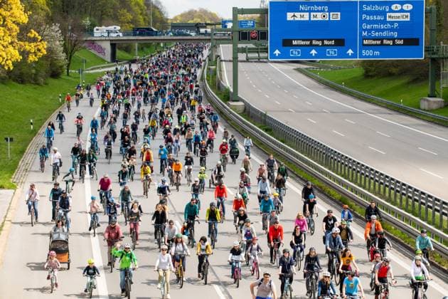 Rad Sternfahrt of the ADFC, section over the freeway A96, Munich, 23 April 2023 Germany, Munich, 23 April 2023, big Rad Sternfahrt of the ADFC, here on the closed freeway A 96 near Munich