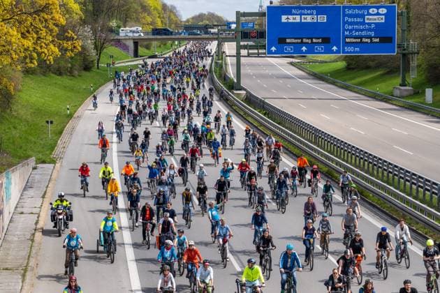 Rad Sternfahrt of the ADFC, section over the freeway A96, Munich, 23 April 2023 Germany, Munich, 23 April 2023, big Rad Sternfahrt of the ADFC, here on the closed freeway A 96 near Munich