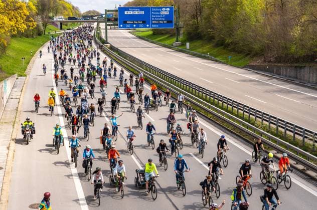 Rad Sternfahrt of the ADFC, section over the freeway A96, Munich, 23 April 2023 Germany, Munich, 23 April 2023, big Rad Sternfahrt of the ADFC, here on the closed freeway A 96 near Munich