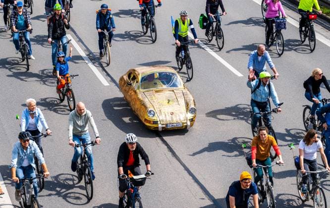 Bike rally of the ADFC, section over the highway A96, Munich, 23 April 2023 Germany, Munich, 23 April 2023, big bike rally of the ADFC, here on the closed highway A 96 n