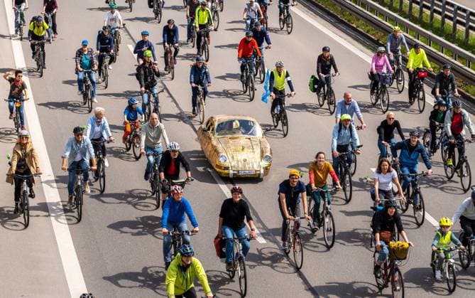 Bike rally of the ADFC, section over the highway A96, Munich, 23 April 2023 Germany, Munich, 23 April 2023, big bike rally of the ADFC, here on the closed highway A 96 n