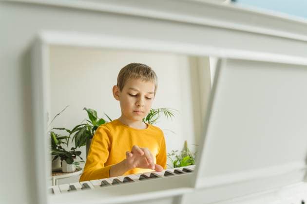 Boy playing electric piano at home model released, Symbolfoto property released, OSF01458