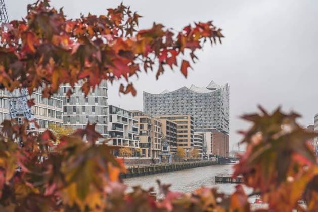 Germany, Hamburg, Sandtorhafen in autumn with Elbphilharmonie in background, KEBF02677