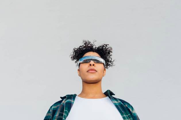 Young woman wearing smart glasses in front of wall model released, Symbolfoto, MEUF08982