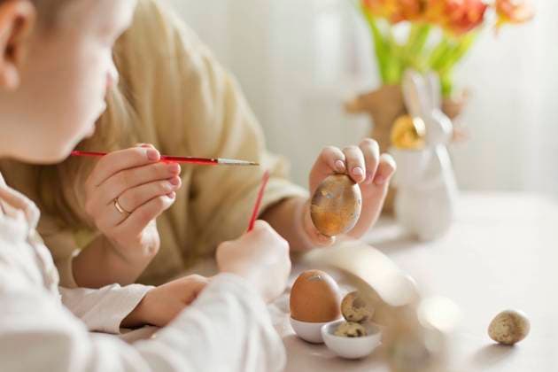 Mother and son decorating Easter eggs at home model released, Symbolfoto property released, ONAF00445