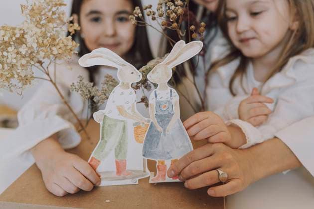 Mother and daughters holding paper Easter bunnies at home model released, Symbolfoto property released, VBUF00298