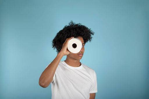 A silly young Latino boy looking through the hole of a toilet paper roll o an isolated blue background *** einer albern Jung Latino Junge Schauen durch der Loch des einer Toilette Papier wälzen O&K An&Verkauf isoliert Blau Hintergrund 2556127 ,model released, Symbolfoto