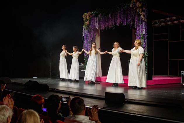 Entertainment Themen der Woche KW16 Theater Premiere - Stolz und Vorurteil - oder so Nadine Schori, Johanna Asch, Birthe Wolter, Anna Maria Muehe mit Mackie Heilmann bei der Premiere zu Stolz und Vorurteil - oder so vom Theater am Kurfürstendamm im Theater am Potsdamer Platz am 23.04.2023 in Berlin. *** Theater Premiere Stolz und Vorurteil oder so Nadine Schori, Johanna Asch, Birthe Wolter, Anna Maria Muehe with Mackie Heilmann at the premiere of Stolz und Vorurteil oder so from Theater am Kurfürstendamm at Theater am Potsdamer Platz on 23 04 2023 in Berlin Copyright: xEventpressxKochanx