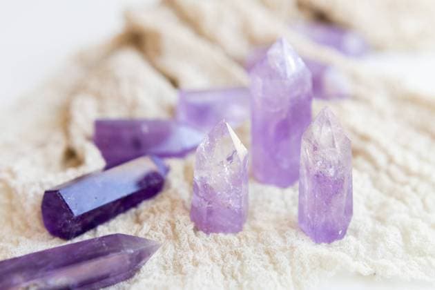 IMAGO Creative, Lifestyle, Esoterik gefährlicher Glaube Purple Caribbean calcite laying for display flat lay Portland, Oregon, United States R_OQLW230318-1155522-01