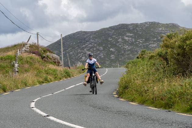 Young female traveler cyclist smiling on Connemara route Galway, County Galway, Ireland R_SIIZ230324J-1157066-01 ,model released, Symbolfoto