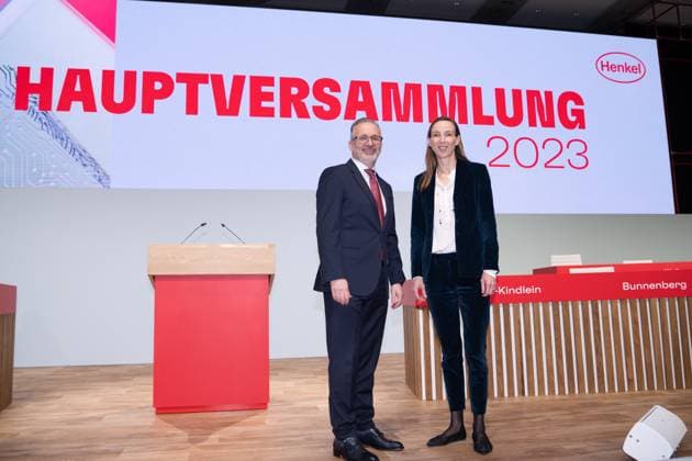 News Themen der Woche KW17 News Bilder des Tages von links: Carsten KNOBEL, Vorstandsvorsitzender, Dr. Simone BAGEL-TRAH, Aufsichtsratsvorsitzende, Hauptversammlung der Henkel AG & Co. KGaA am 24.04.2023 in Duesseldorf, *** from left Carsten KNOBEL, Chairman of the Management Board, Dr Simone BAGEL TRAH, Chairwoman of the Supervisory Board, Annual General Meeting of Henkel AG Co KGaA on 24 04 2023 in Duesseldorf,