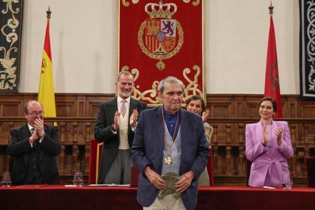 Entertainment Bilder des Tages Spanish King Felipe VI (2L), Queen Letizia (2R), Culture minister, Miquel Iceta (L) and Madrid region s president Isabel Diaz Ayuso (R) applaud Venezuelan poet Rafael Cadenas after receiving the Cervantes Award held in Alcala de Henares, Madrid, Spain on 24 April 2023. The Cervantes Award is the biggest prize in Spanish language. Venezuelan poet Rafael Cadenas receives the Cervantes Award !ACHTUNG: NUR REDAKTIONELLE NUTZUNG!  Copyright: xBallesterosx GRAF4633 20230424-08ebb8b4b264ad2d750fb313d6efa3155694327e