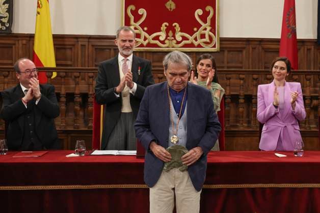 Spanish King Felipe VI (2L), Queen Letizia (2R), Culture minister, Miquel Iceta (L) and Madrid region s president Isabel Diaz Ayuso (R) applaud Venezuelan poet Rafael Cadenas after receiving the Cervantes Award held in Alcala de Henares, Madrid, Spain on 24 April 2023. The Cervantes Award is the biggest prize in Spanish language. Venezuelan poet Rafael Cadenas receives the Cervantes Award !ACHTUNG: NUR REDAKTIONELLE NUTZUNG!  Copyright: xBallesterosx GRAF4672 20230424-9f667a3400f9bc7ebbcbdb474e89e3f9de1ff4bd