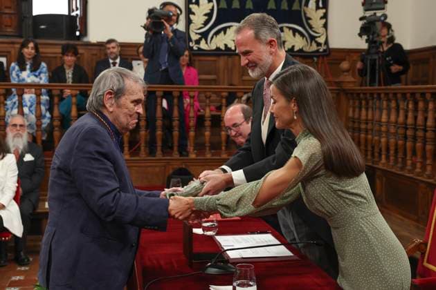 Spanish King Felipe VI (2R), Queen Letizia (R) and Culture minister, Miquel Iceta (3L) delive to Venezuelan poet Rafael Cadenas the Cervantes Award held in Alcala de Henares, Madrid, Spain on 24 April 2023. The Cervantes Award is the biggest prize in Spanish language. Venezuelan poet Rafael Cadenas receives the Cervantes Award !ACHTUNG: NUR REDAKTIONELLE NUTZUNG!  Copyright: xBallesterosx GRAF4673 20230424-27e4473efa74e5fdf3e182f44926089c2eaef5a8