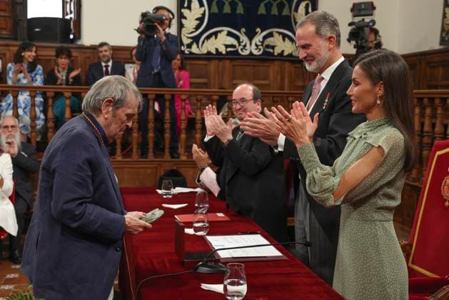 Spanish King Felipe VI (2R), Queen Letizia (R) and Culture minister, Miquel Iceta (3L) give to Venezuelan poet Rafael Cadenas the Cervantes Award held in Alcala de Henares, Madrid, Spain on 24 April 2023. The Cervantes Award is the biggest prize in Spanish language. Venezuelan poet Rafael Cadenas receives the Cervantes Award !ACHTUNG: NUR REDAKTIONELLE NUTZUNG!  Copyright: xBallesterosx GRAF4668 20230424-aa931687a1f4f6b14ace2c17b39651e0dfe6bbb1