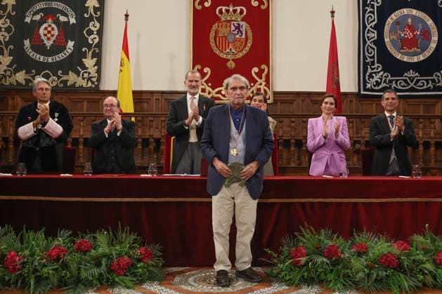 Spanish King Felipe VI (3L), Queen Letizia (3R), Culture minister, Miquel Iceta (2L) Madrid region s president Isabel Diaz Ayuso (2R), Alcala de Henares University rector, Fernando Galvan (L) and Alcala de Henares mayor Javier Rodriguez Palacios (R) applaud Venezuelan poet Rafael Cadenas after receiving the Cervantes Award held in Alcala de Henares, Madrid, Spain on 24 April 2023. The Cervantes Award is the biggest prize in Spanish language. Venezuelan poet Rafael Cadenas receives the Cervantes Award !ACHTUNG: NUR REDAKTIONELLE NUTZUNG!  Copyright: xBallesterosx GRAF4667 20230424-7cfe8eb20154d5ea57d0da16588d4baf74d693ff