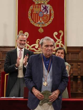 Spanish King Felipe VI (L) and Queen Letizia (R) applaud Venezuelan poet Rafael Cadenas after receiving the Cervantes Award held in Alcala de Henares, Madrid, Spain on 24 April 2023. The Cervantes Award is the biggest prize in Spanish language. Venezuelan poet Rafael Cadenas receives the Cervantes Award !ACHTUNG: NUR REDAKTIONELLE NUTZUNG!  Copyright: xBallesterosx GRAF4666 20230424-724307cbc52a151be3d97c51cfc5679a9c573372