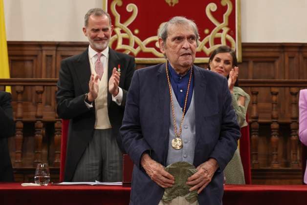 Spanish King Felipe VI (L) and Queen Letizia (R) applaud Venezuelan poet Rafael Cadenas after receiving the Cervantes Award held in Alcala de Henares, Madrid, Spain on 24 April 2023. The Cervantes Award is the biggest prize in Spanish language. Venezuelan poet Rafael Cadenas receives the Cervantes Award !ACHTUNG: NUR REDAKTIONELLE NUTZUNG!  Copyright: xBallesterosx GRAF4670 20230424-364eb7d5ffb5fdbb0219ec4e9147f1d847400e4b