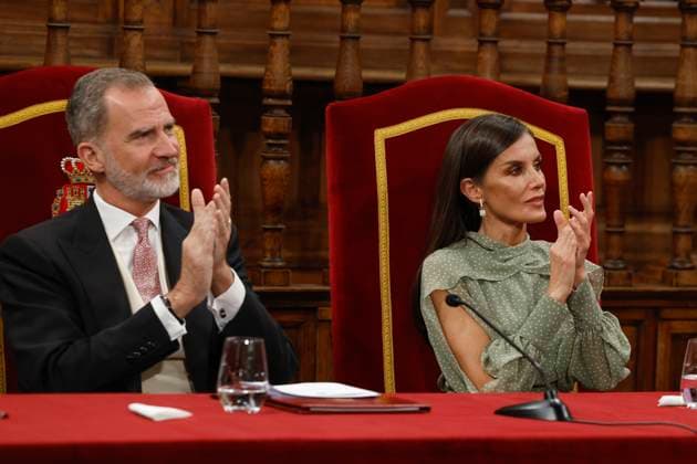 Spanish King Felipe VI (L) and Queen Letizia (R) during the delivering act of Cervantes Award to Venezuelan poet Rafael Cadenas (not at the image) held in Alcala de Henares, Madrid, Spain on 24 April 2023. The Cervantes Award is the biggest prize in Spanish language. Venezuelan poet Rafael Cadenas receives the Cervantes Award !ACHTUNG: NUR REDAKTIONELLE NUTZUNG!  Copyright: xBallesterosx GRAF4698 20230424-642c22a16fc9bbbdb27dbc20d3d6deebb6d04d41
