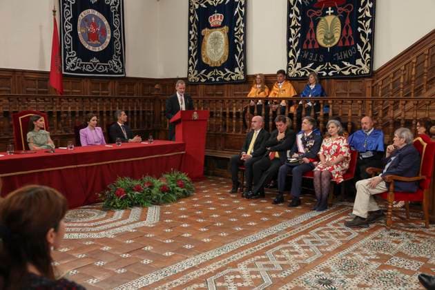 Spanish King Felipe VI (4L) gives a speech during the delivering act of Cervantes Award to Venezuelan poet Rafael Cadenas (R) held in Alcala de Henares, Madrid, Spain on 24 April 2023. The Cervantes Award is the biggest prize in Spanish language. Venezuelan poet Rafael Cadenas receives the Cervantes Award !ACHTUNG: NUR REDAKTIONELLE NUTZUNG!  Copyright: xBallesterosx GRAF4700 20230424-e2580c686067ce37d36363f65247804800088b3c