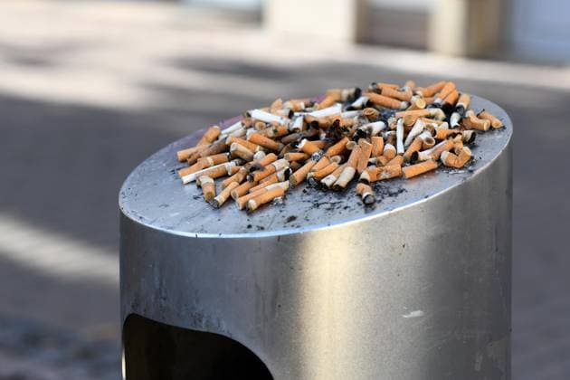  Viele alte Zigarettenstummel, die aus dem Aschenbecher eines überquellenden öffentlichen Abfalleimers überlaufen *** many Old Cigarette butts, the from the Ashtray one overflowing public Abfalleimers Overflow Copyright: imageBROKER/Firn ibxmob09213295.jpg