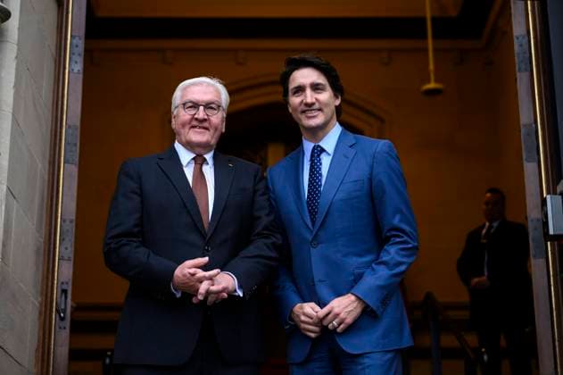 Bilder des Jahres 2023, News 04 April News Themen der Woche KW17 April 24, 2023, Ottawa, ON, CAN: Canada s Prime Minister Justin Trudeau greets President of the Federal Republic of Germany Frank-Walter Steinmeier, on Parliament Hill in Ottawa, on Monday, April 24, 2023. Ottawa CAN  - ZUMAc35_ 20230424_zaf_c35_002 Copyright: xJustinxTangx