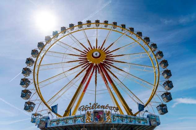 Münchner Frühlingsfest im Sonnenschein, Riesenrad vor strahlend blauem Himmel, Theresienwiese, München, 22. April 2023 Deutschland, München, 22.04.2023, Riesenrad, Wahrzeichen des Münchner Frühlingsfests, vor blauem Himmel, Sonnenschein, bestes Frühlingswetter, Theresienwiese, Münchner Volksfest, Fahrgeschäft von Willenborg, Wochenende, Frühling, Bayern, bayerisch, *** Munich spring festival in the sunshine, Ferris wheel in front of bright blue sky, Theresienwiese, Munich, 22 April 2023 Germany, Munich, 22 04 2023, Ferris wheel, landmark of Munich spring festival, in front of blue sky, sunshine, best spring weather, Theresienwiese, Munich folk festival, Willenborg ride, weekend, spring, Bavaria, Bavarian,