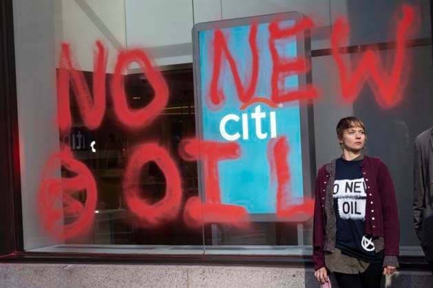 News Themen der Woche KW17 News Bilder des Tages April 24, 2023, New York, New York, USA: Extinction Rebellion climate activist GEORGIA SMITH after spray painting the windows of CitiÃ¢â‚¬â ¢s branch in lower Manhattan a day before the bankÃ¢â‚¬â ¢s annual shareholdersÃ¢â‚¬â ¢ meeting calling on Citibank to stop funding fossil fuels. Spray painting has the Extinction Rebellion symbol and reads Ã¢â‚¬oeNo New OilÃ¢â‚¬Â Ã¢â‚¬oeClimate CriminalsÃ¢ New York USA - ZUMAr174 20230424_znp_r174_032 Copyright: xGinaxMxRandazzox