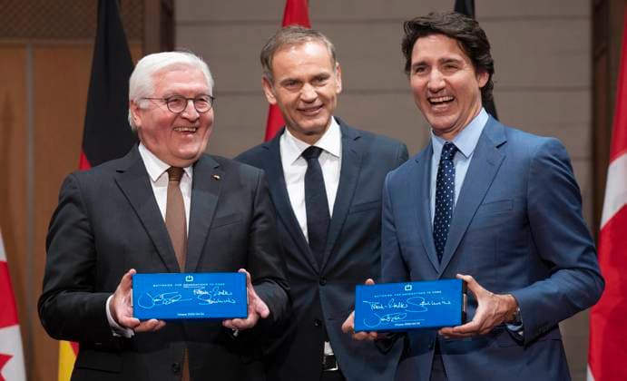 News Bilder des Tages April 24, 2023, Ottawa, ON, Canada: CEO of Volkswagen Group Oliver Blume looks on asPrime Minister Justin Trudeau and German President Frank-Walter Steinmeier share a laugh as they hold up EV battery cells they signed during an event on Parliament Hill, Monday, April 24, 2023 in Ottawa. Ottawa Canada  - ZUMAc35_ 20230424_zaf_c35_021 Copyright: xAdrianxWyldx